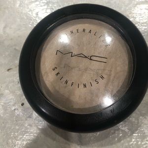 Mac mineralized skinfinish in “lightscapade”